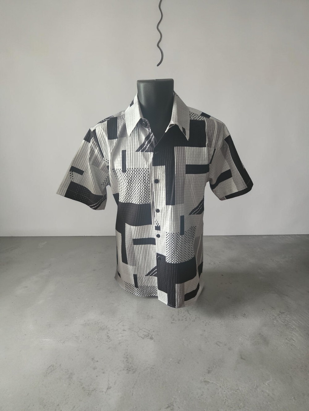 PRONTI MENS WHITE/BLACK GRAY SHORT SLEEVE GEOMETRIC PRINT SHIRT. S1948
